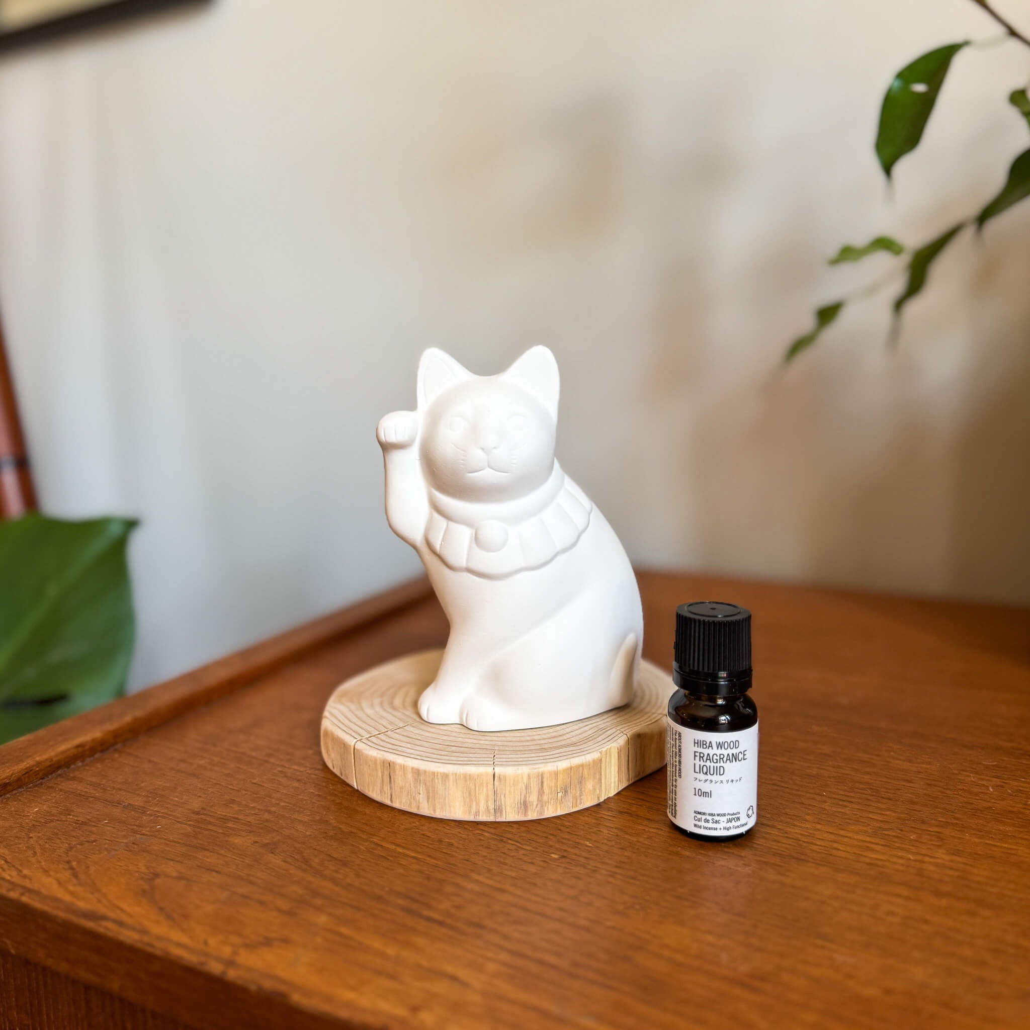 Essential Oil Diffuser Ceramic Maneki Neko - Japanese Lucky Cat (Right Hand) - Nagamochi Shop
