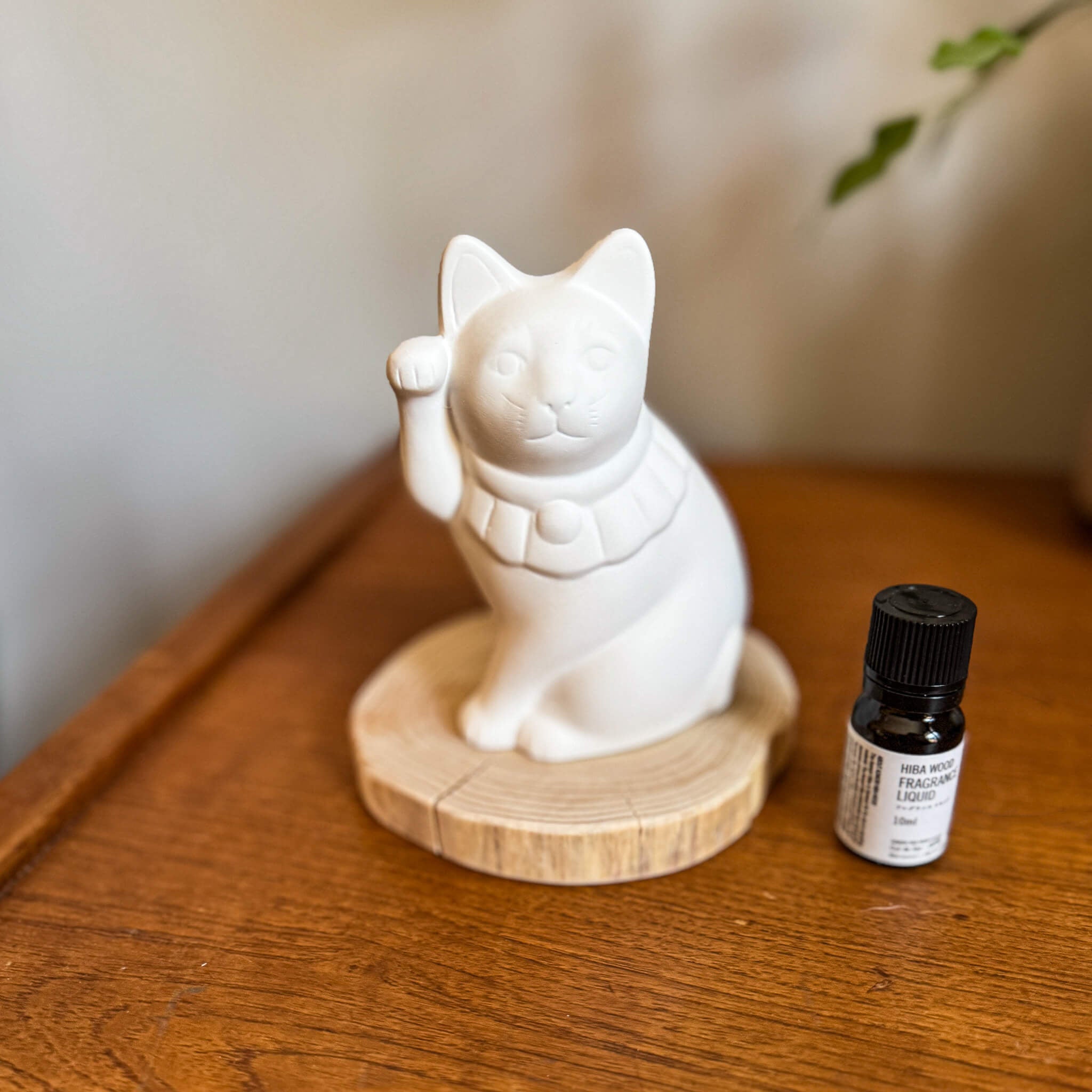 Essential Oil Diffuser Ceramic Maneki Neko - Japanese Lucky Cat (Right Hand) - Nagamochi Shop