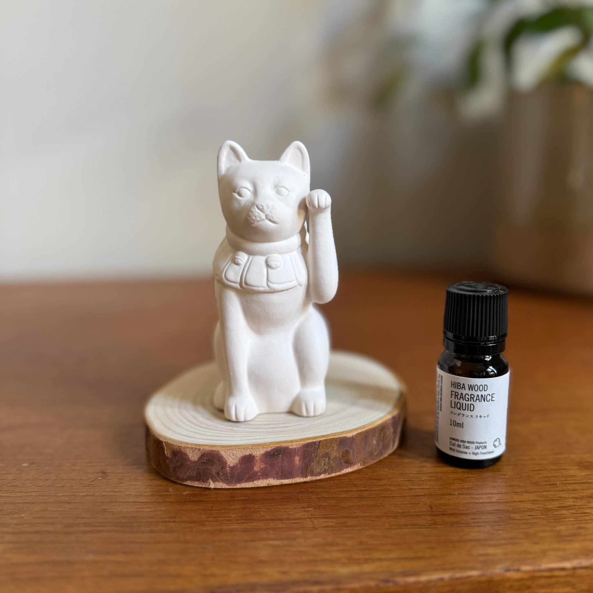 Essential Oil Diffuser Ceramic Maneki Neko - Japanese Lucky Cat (Left Hand) - Nagamochi Shop