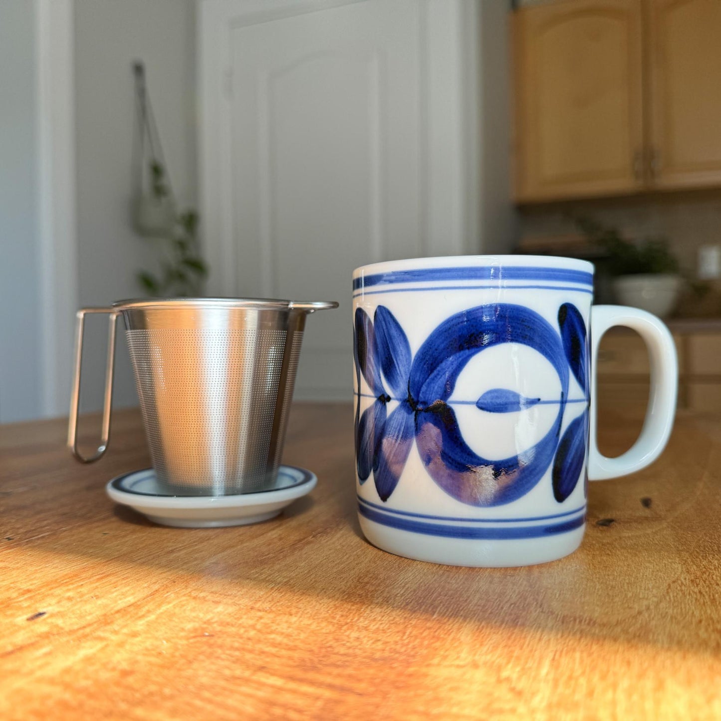 Hasami Porcelain Mug with Lid and Tea Strainer - Nagamochi Shop