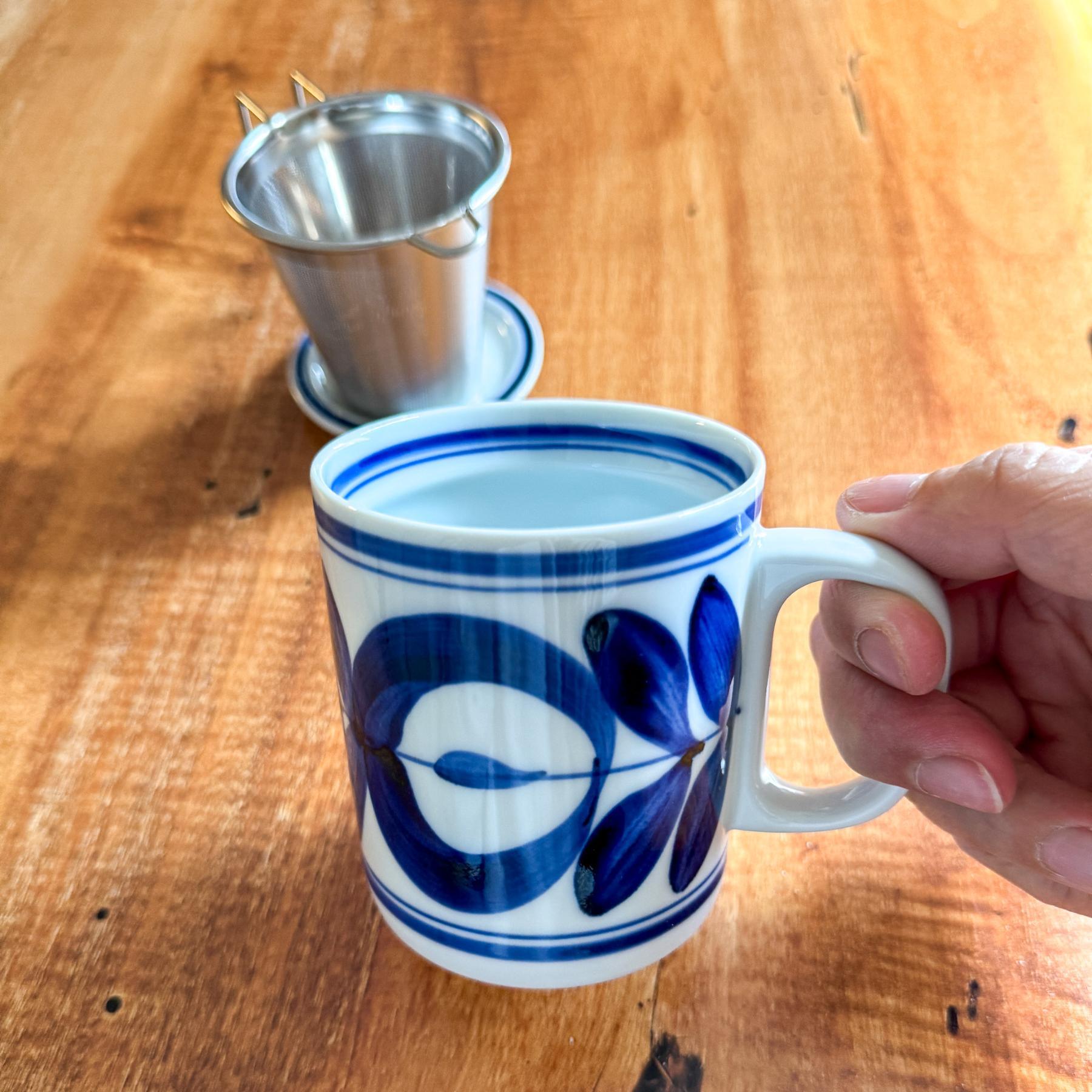 Hasami Porcelain Mug with Lid and Tea Strainer - Nagamochi Shop