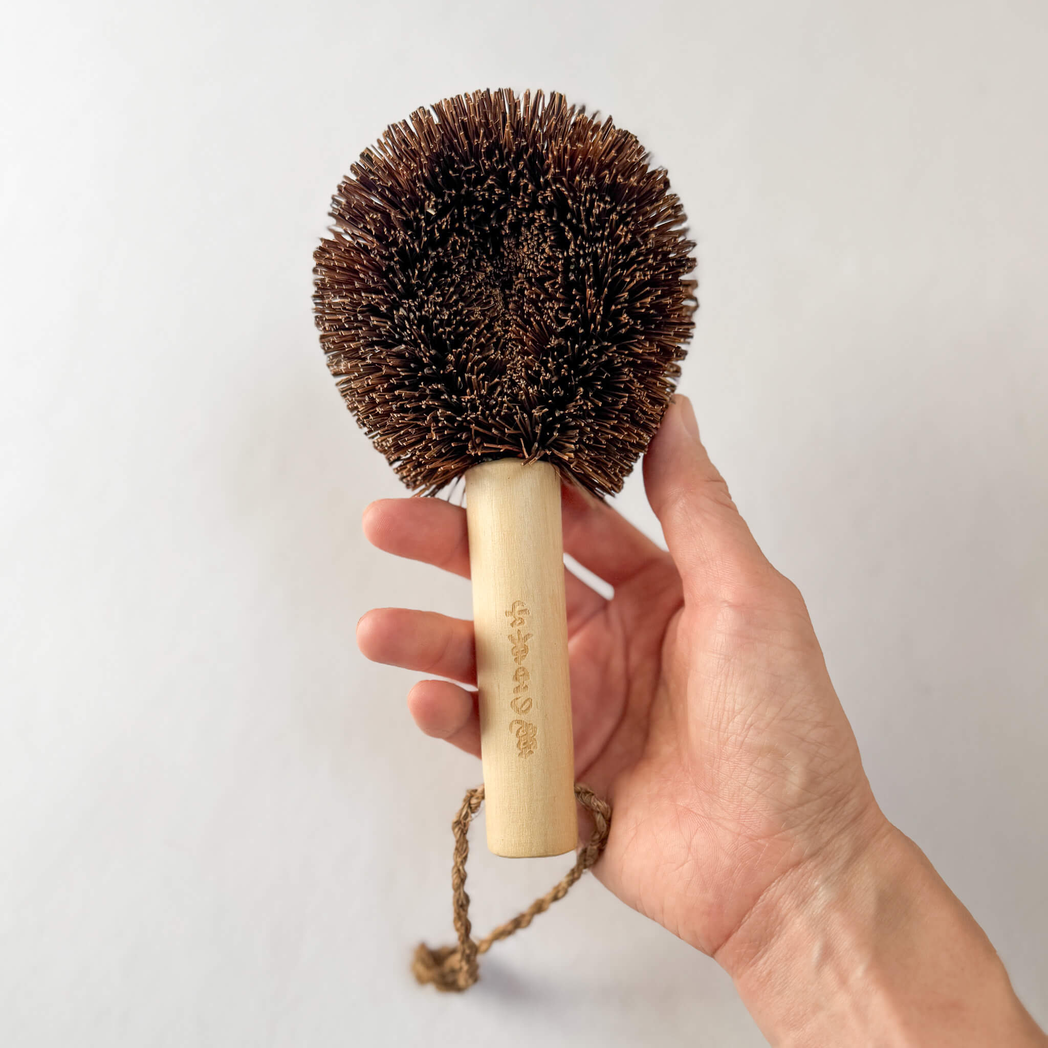 Ironware Scrubber with Wood Handle / KAMENOKO TAWASHI