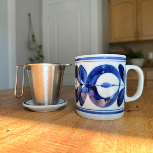 Hasami Porcelain Mug with Lid and Tea Strainer